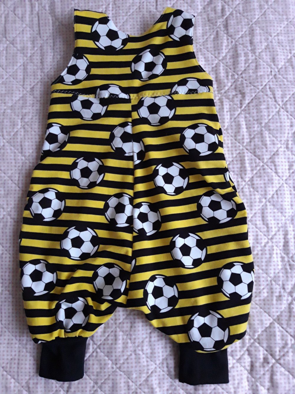 Sehr süßer Jumpsuit aus Fussballstoff Gelb/ Schwarz