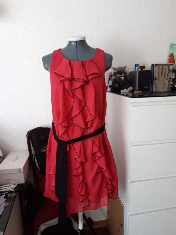Sehr schönes Volantkleid 