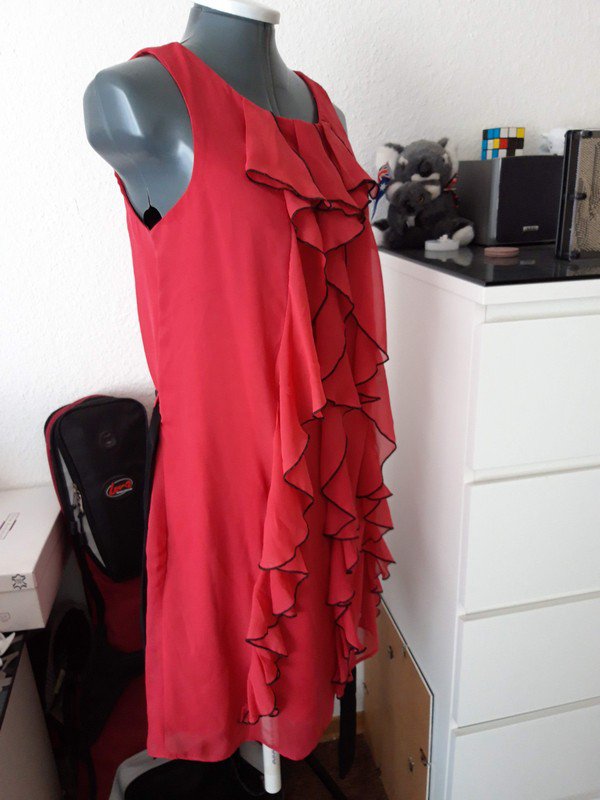 Sehr schönes Volantkleid 