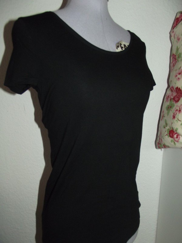 Schönes schwarzes Kurzarmshirt 