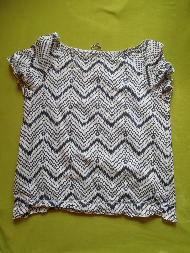Bluse blau weiß kurzärmlig Carmenausschnitt Aztekenmuster Gr. L 44/46