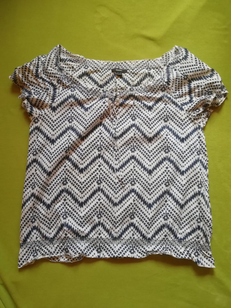Bluse blau weiß kurzärmlig Carmenausschnitt Aztekenmuster Gr. L 44/46
