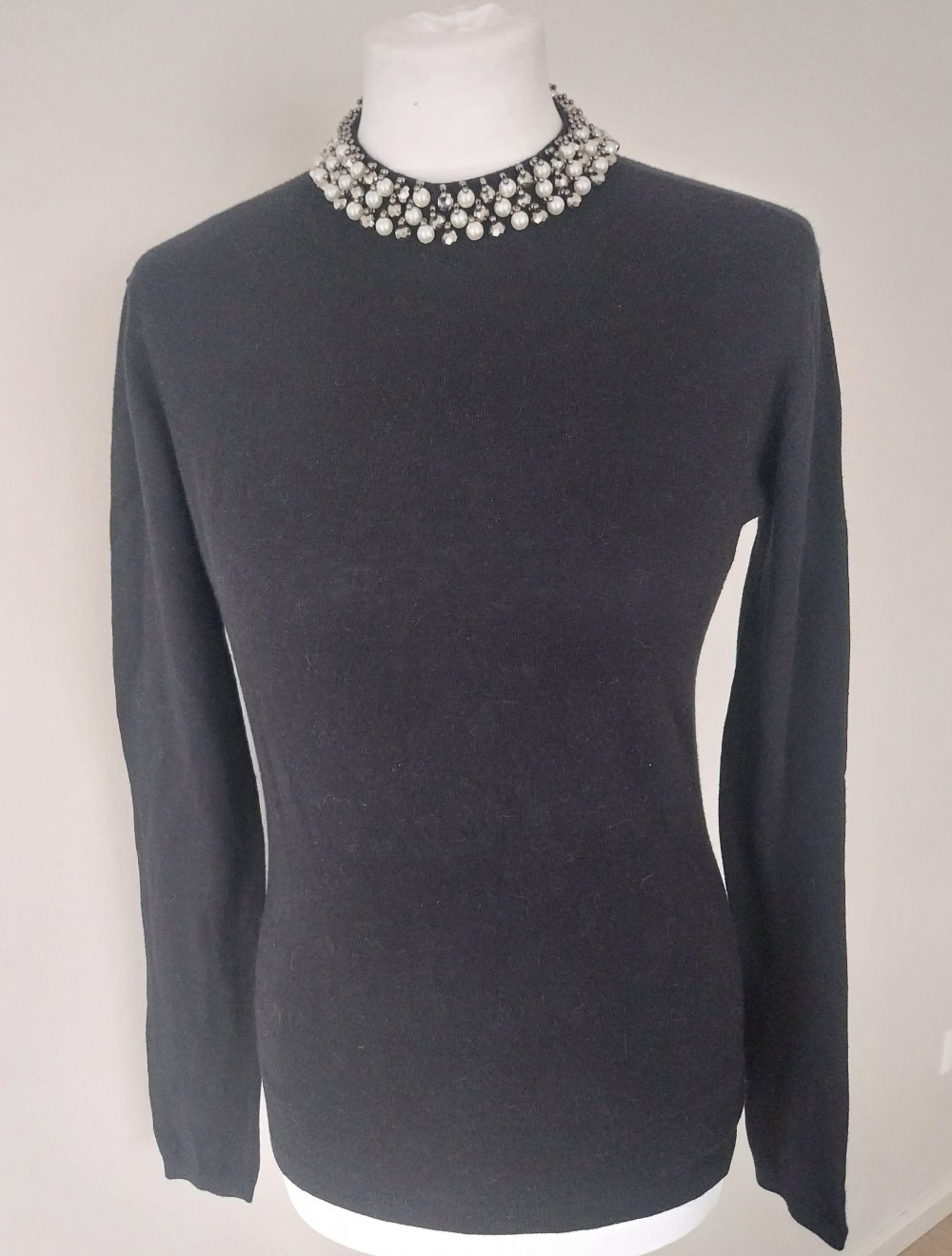 Feinstrickpullover mit edlen Perlendetails am Kragen