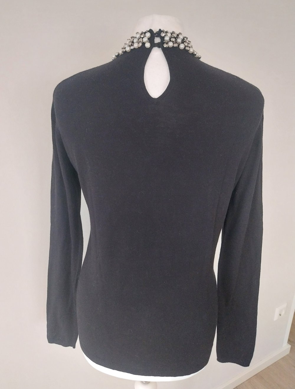 Feinstrickpullover mit edlen Perlendetails am Kragen