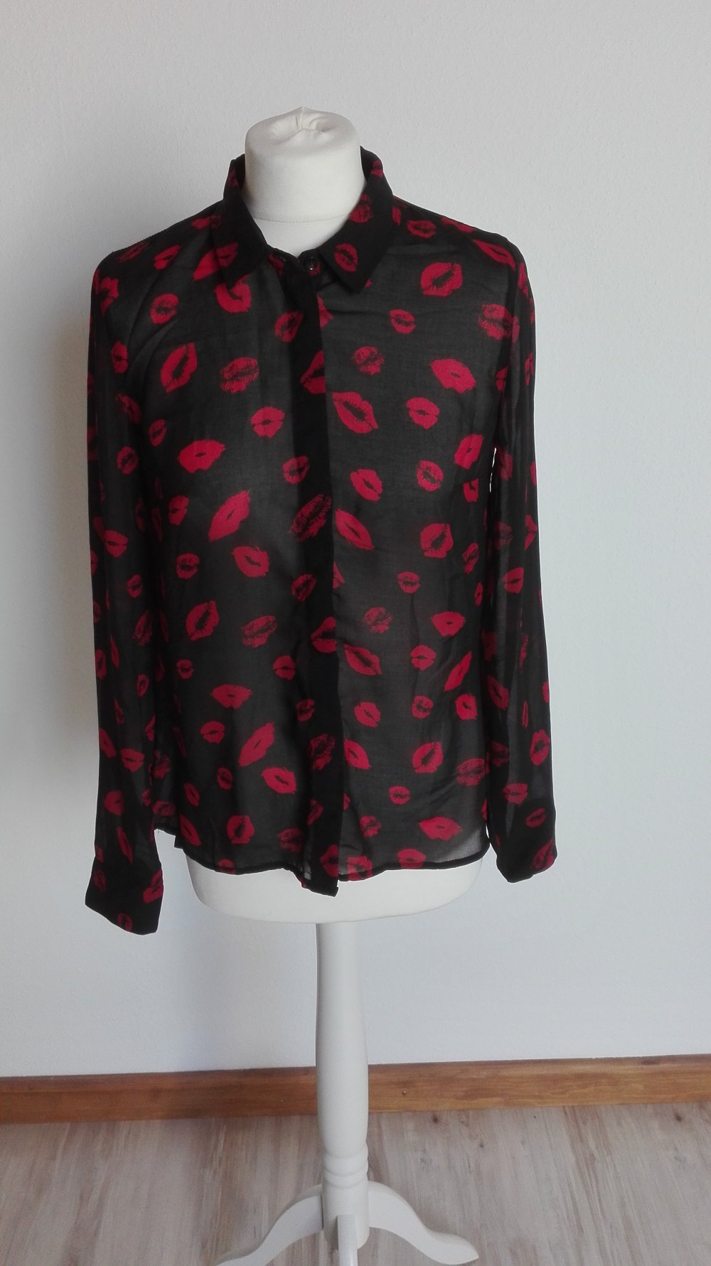 Schwarze transparente Bluse mit Kragen in Größe S von Page One Kussmund Muster rockig cool