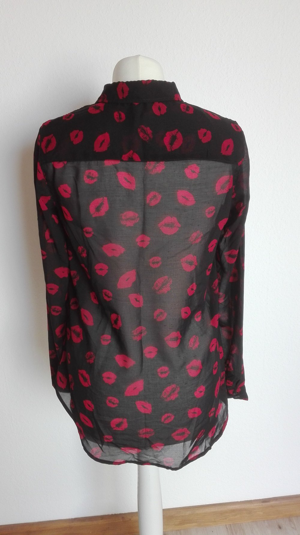 Schwarze transparente Bluse mit Kragen in Größe S von Page One Kussmund Muster rockig cool