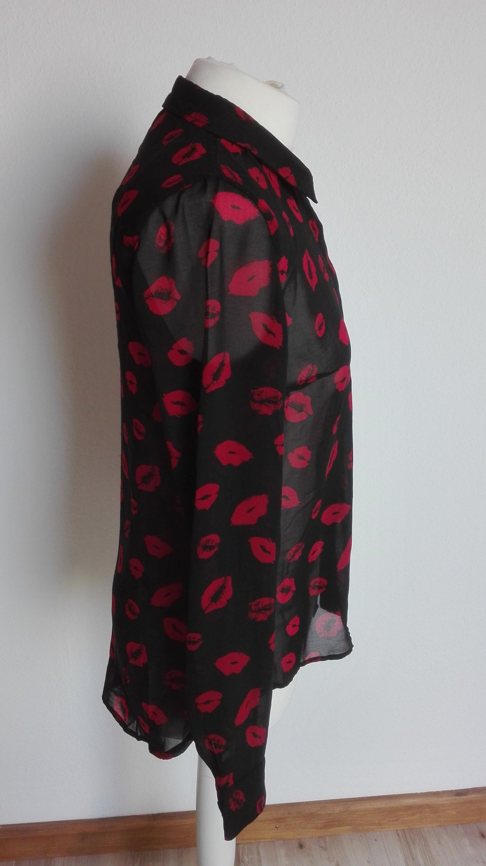 Schwarze transparente Bluse mit Kragen in Größe S von Page One Kussmund Muster rockig cool