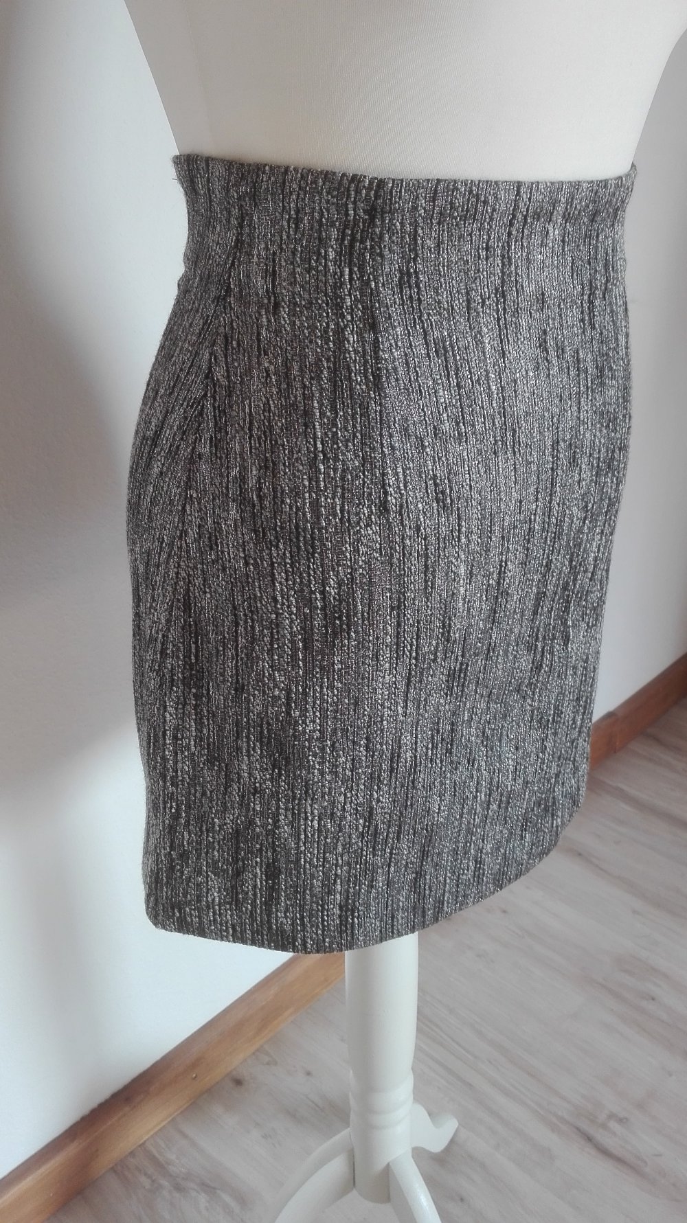 Silbergrauer Rock in Größe XS 34 von  H&M Herbst Winter Minirock silber grau schwarz 