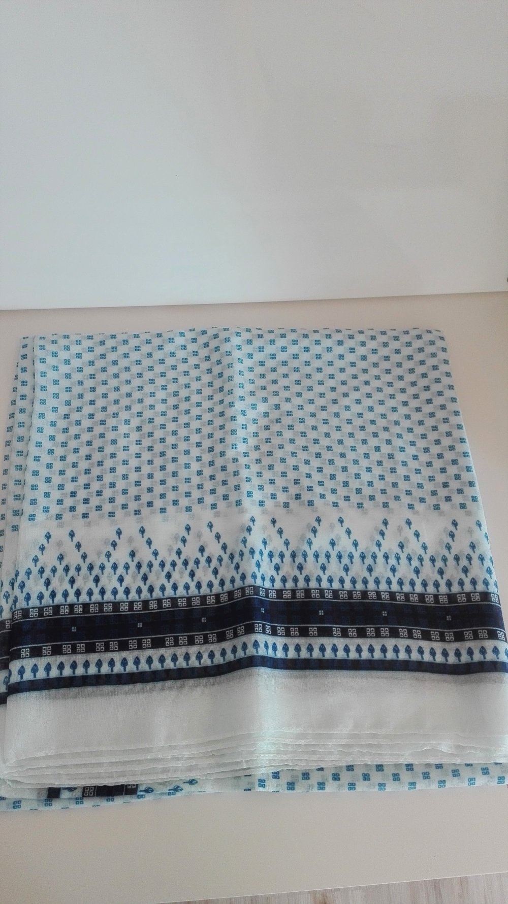 Blau weißes Tuch, leicht transparent 
