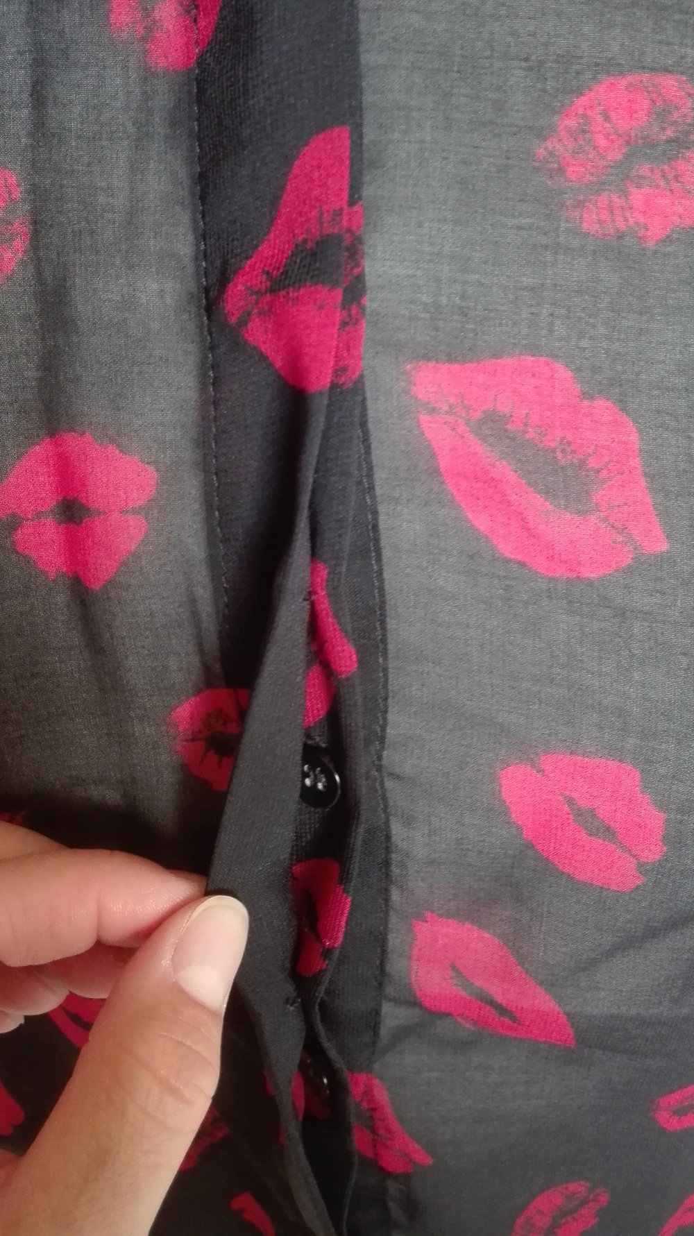 Schwarze transparente Bluse mit Kragen in Größe S von Page One Kussmund Muster rockig cool