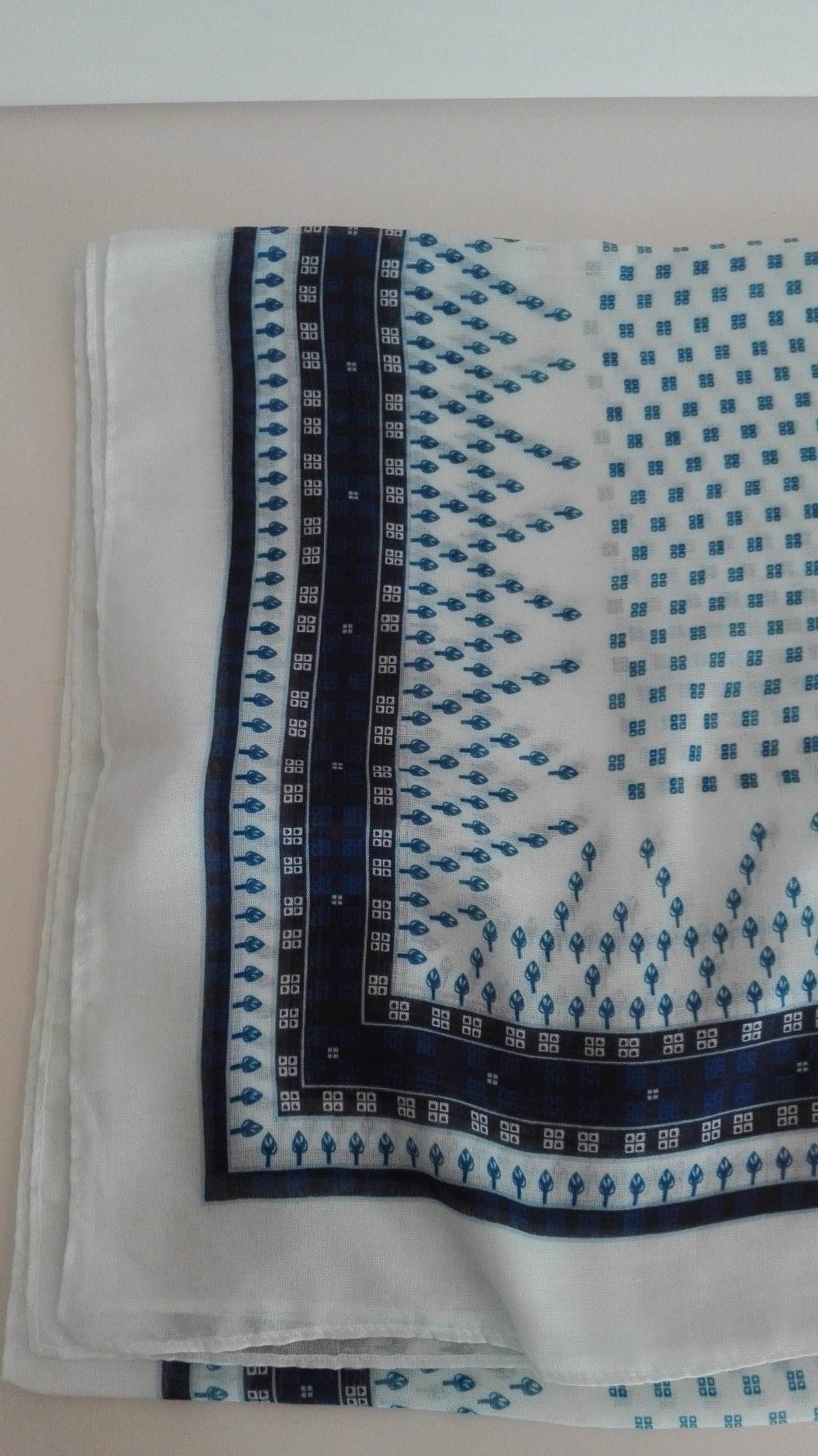 Blau weißes Tuch, leicht transparent 