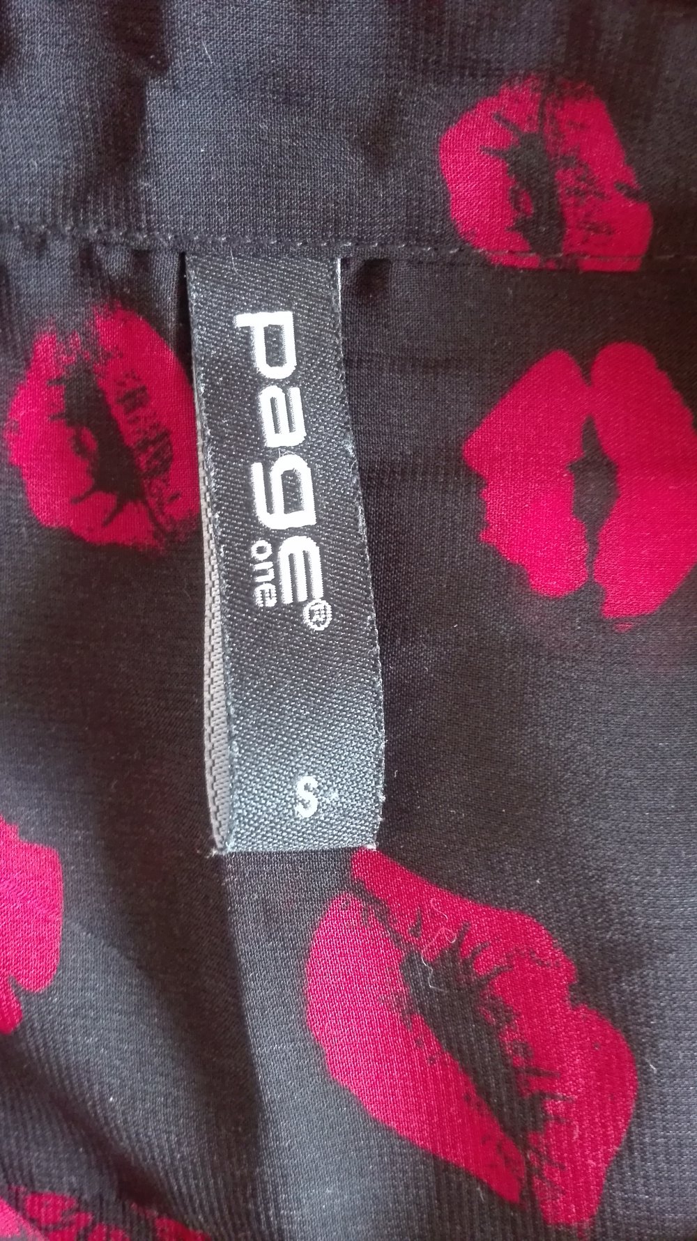 Schwarze transparente Bluse mit Kragen in Größe S von Page One Kussmund Muster rockig cool