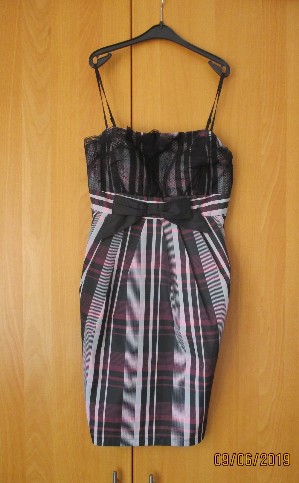 Schickes Kleid mit schwarzer Spitze, Gr. S
