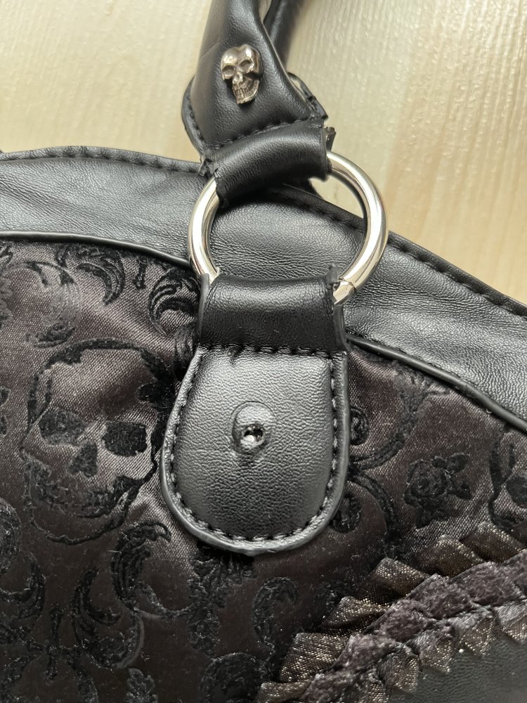 Schöne Gothic Tasche der Marke Banned mit Totenkopfnieten