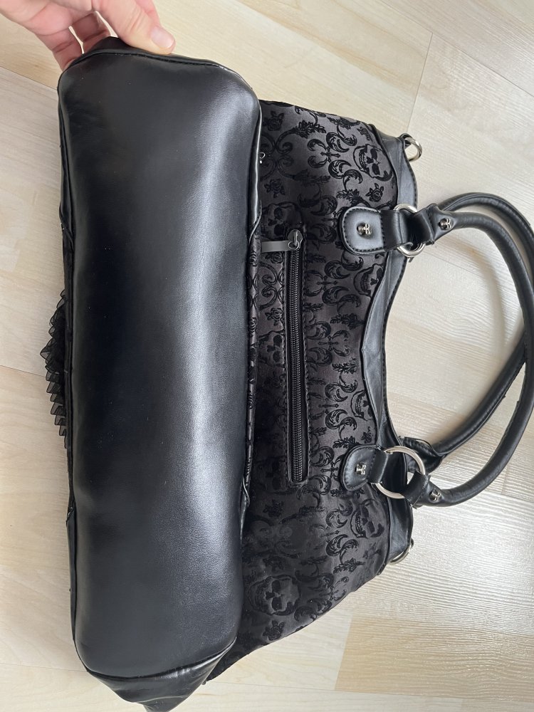 Schöne Gothic Tasche der Marke Banned mit Totenkopfnieten