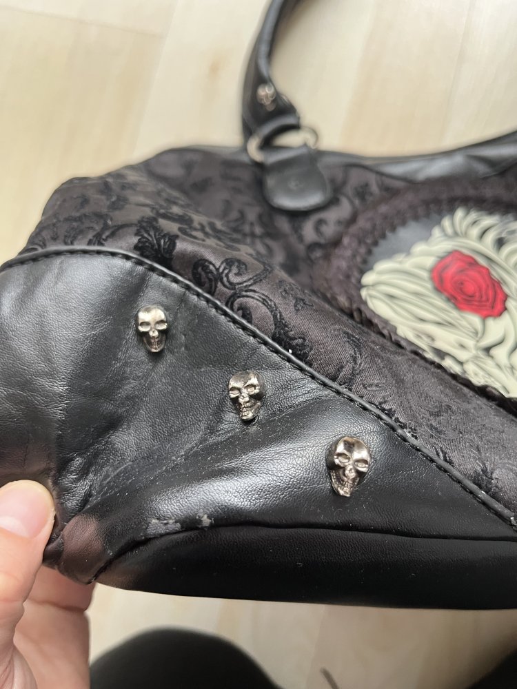 Schöne Gothic Tasche der Marke Banned mit Totenkopfnieten