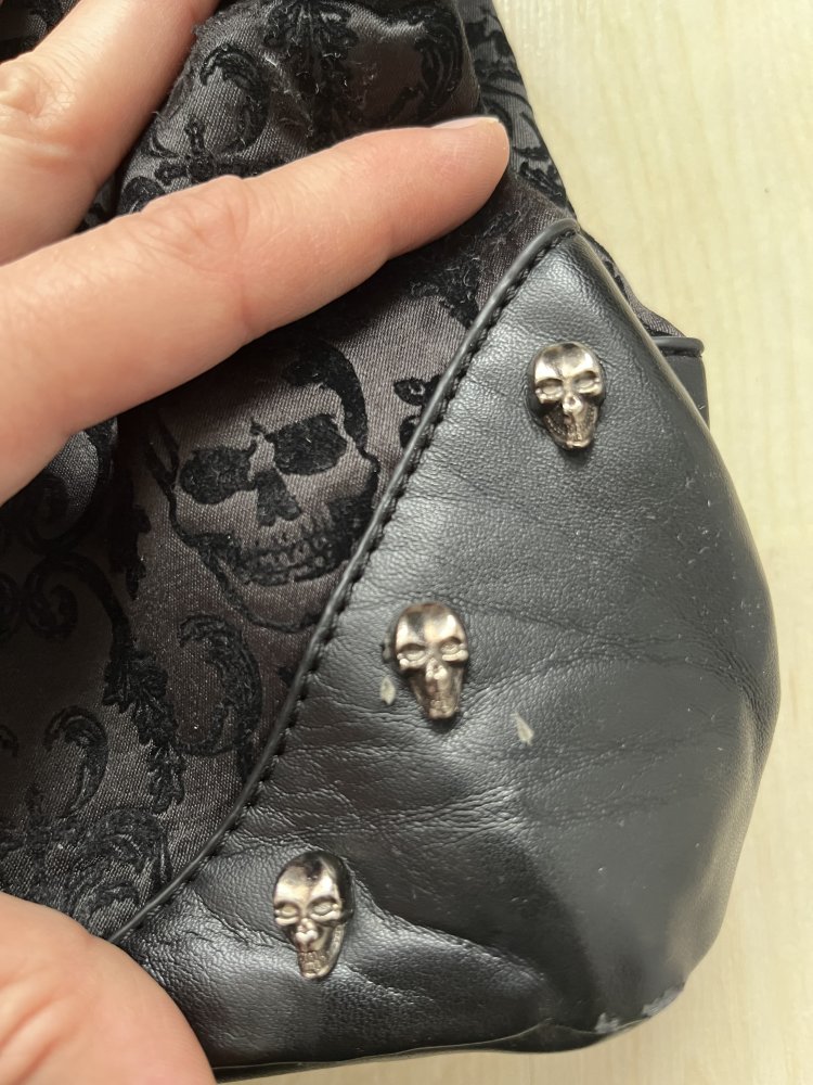 Schöne Gothic Tasche der Marke Banned mit Totenkopfnieten