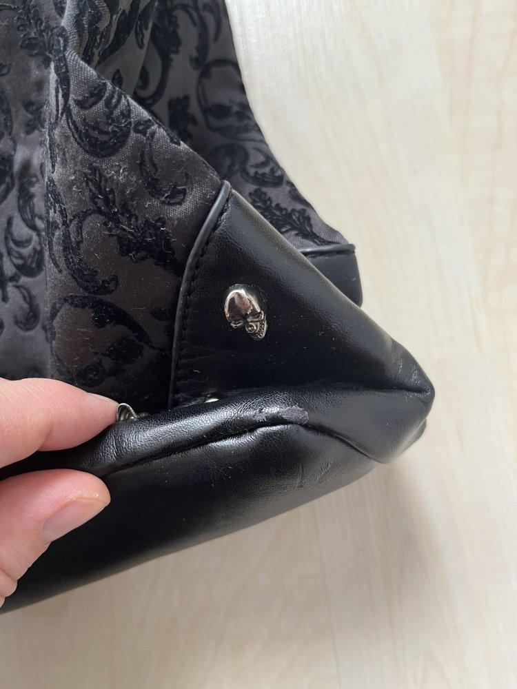 Schöne Gothic Tasche der Marke Banned mit Totenkopfnieten
