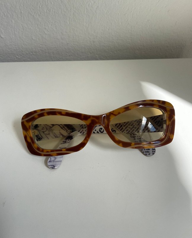 John Galliano Newspaper Gazette Sonnenbrille 90s Y2K Vintage