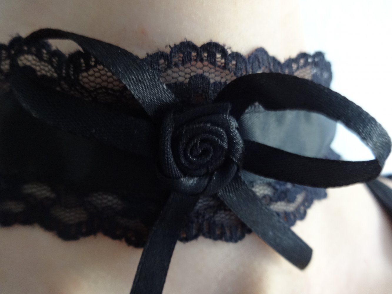 schwarzer Choker mit Schleife und Spitze