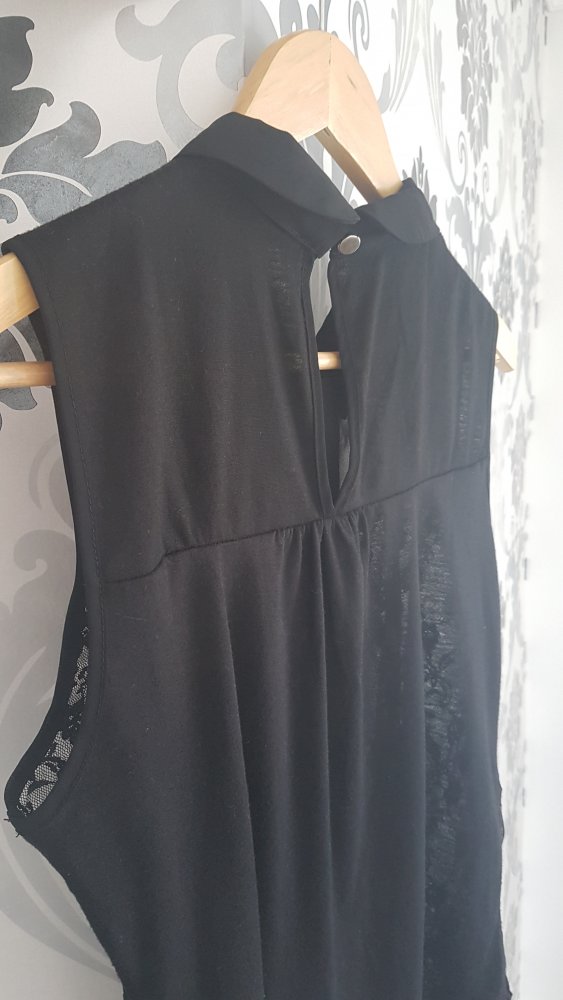 Schwarze Bluse mit Spitze und Knopfleiste