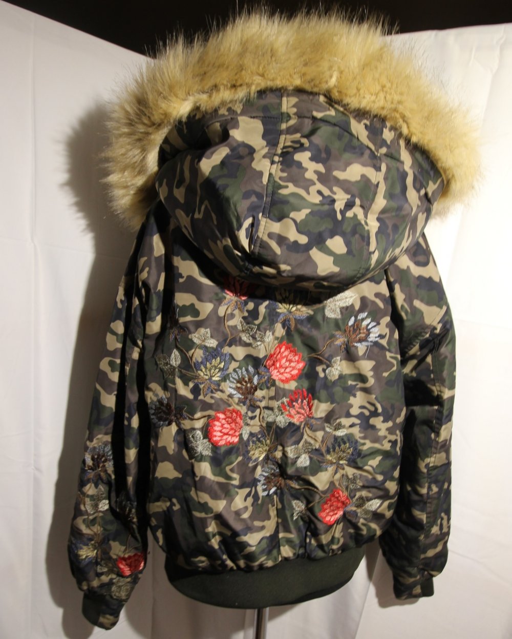 Zara Jacke Camouflage Kunstpelz Kunstfell Army military Tarnfarben Blumen Flowers
