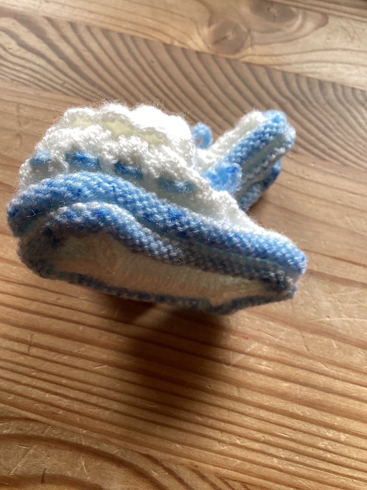 kleine selbstgestrickte Babyschuhe