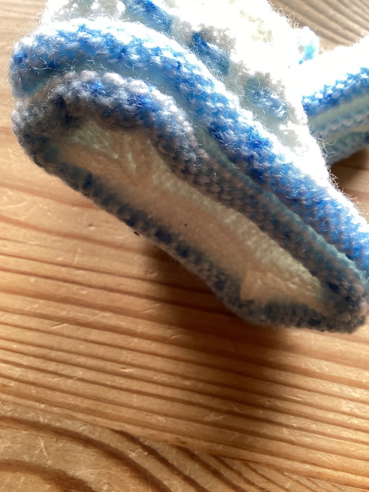 kleine selbstgestrickte Babyschuhe