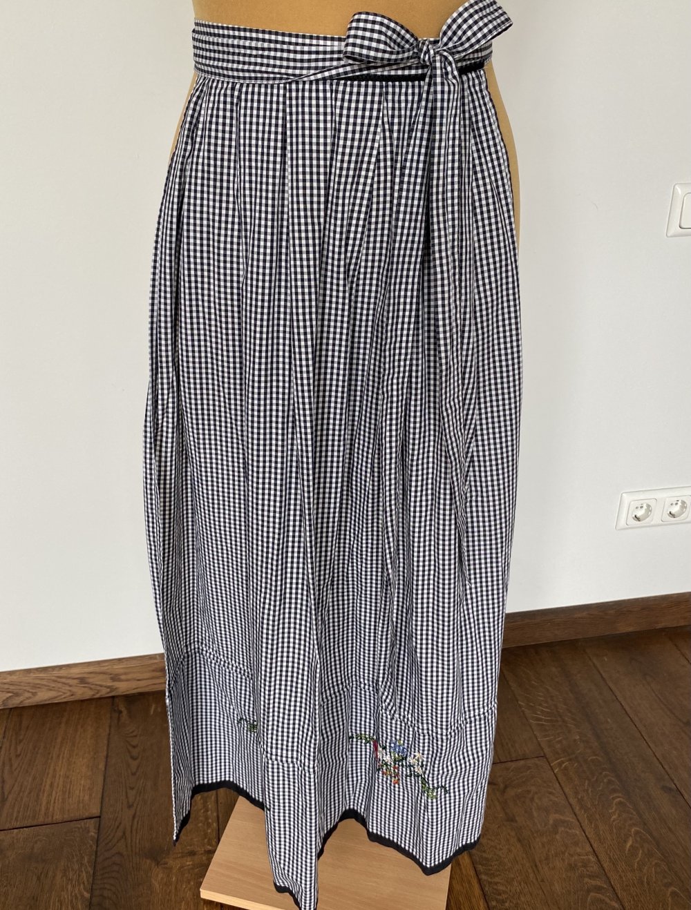 Anno Domini Design, Dirndl Schürze, Tracht, schwarz/weiß kariert, Stickerei, onesize