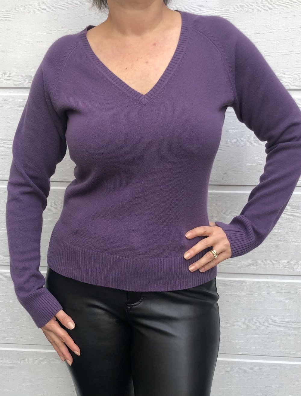 H&M, Pulli, V-Ausschnitt, Strick, Lila/Beere, Gr. L